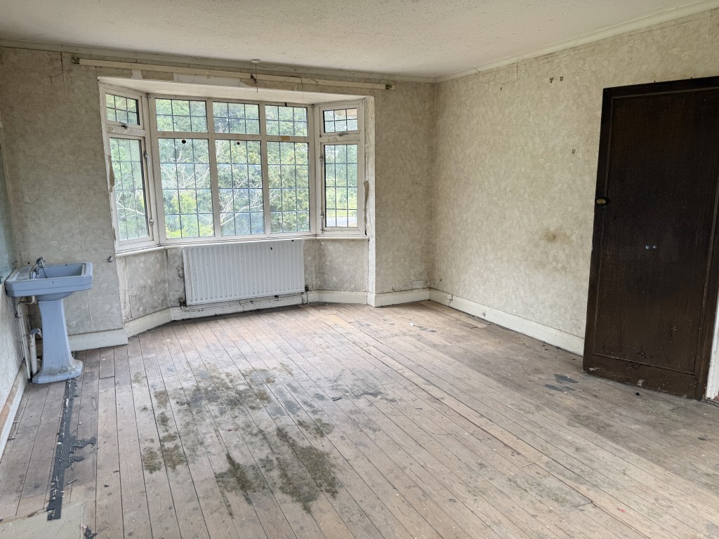 Lot: 68 - MIXED USE SITE WITH PLANNING COMPRISING TEN ACRES ADJACENT GATWICK AIRPORT - Main house bedroom